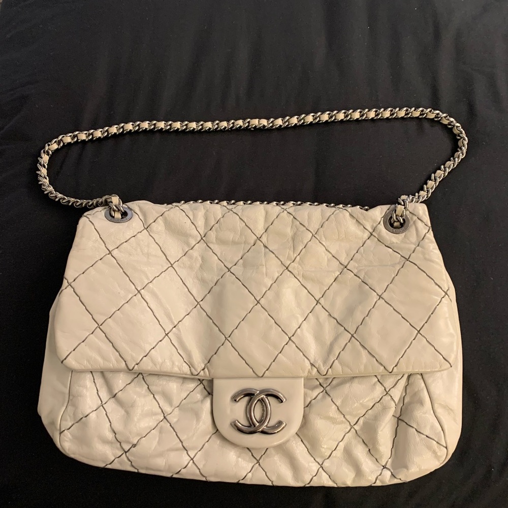 Authentic  Beautiful classic Chanel bag.